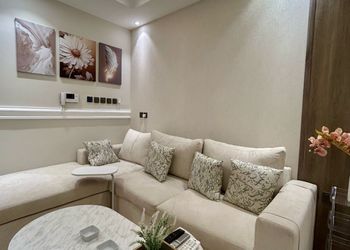 استديو أنيق بجلسة واسعة ومرتبة