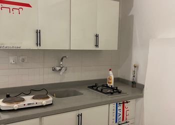 استديو بأثاث مريح وبسيط 