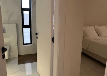 شقة بغرفة معيشة وغرفة نوم 