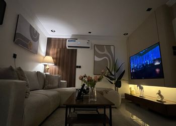 شقة بصالة أنيقة ودخول ذاتي