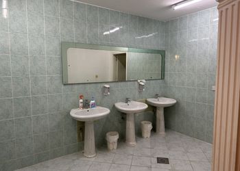 استراحة بمسبح و مسطح اخضر