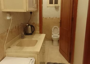 غرفة بأثاث مريح وبسيط 
