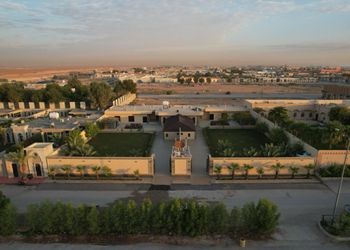 استراحة بمسطحات خضراء 
