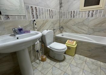 شقة بصالة جلوس وثلاث غرف نوم