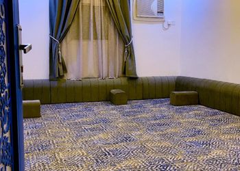 استراحة بجلسة خارجية ومسطح اخضر