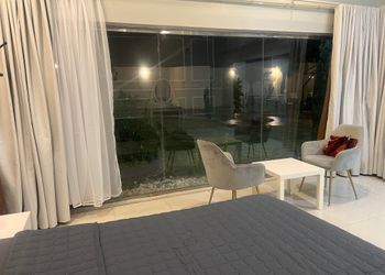 شاليه بمسطح اخضر وجلسة خارجية 