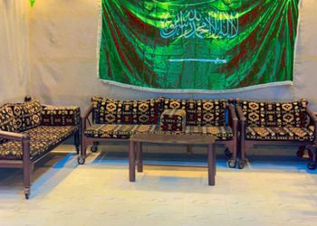 مزرعة بمسطح اخضر وجلسة خارجية 