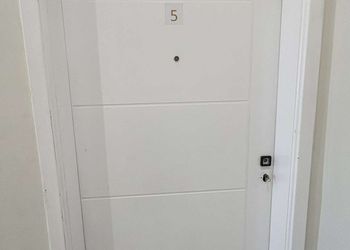 شقة بغرفة معيشة وغرفتين نوم 