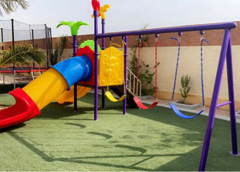 استراحه بمسبح خارجي بحاجز والعاب اطفال