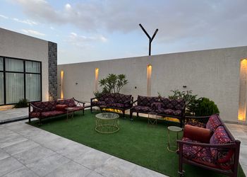 شاليه بمسطح اخضر ومسبح 