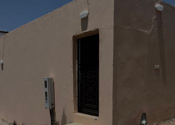 استراحة تحتوي على غرفتي نوم وجلسة جانبية مريحة.