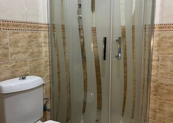 شقة بصالة ومجلس وثلاث غرف نوم