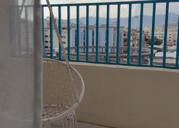 شقة بصالة مريحة وغرفتين نوم 