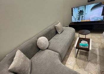 استديو بأثاث مريح وبسيط 
