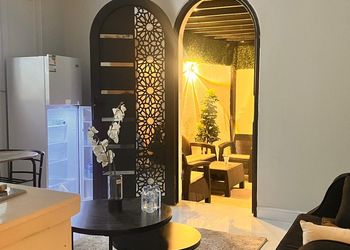 استديو بسرير ماستر وأثاث مريح 