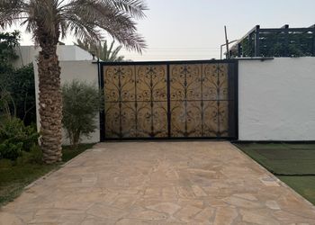 شاليه بجلسة خارجية وألعاب أطفال