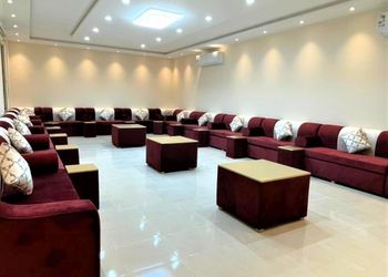 استراحة بجلسة مطلة على المسبح 