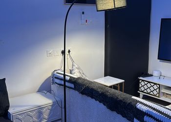 استديو بأثاث مريح وبسيط 
