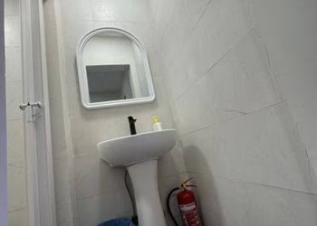استديو بأثاث مريح وبسيط 