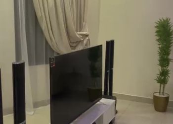 شالية بمسبح خارجي ومسطح اخضر