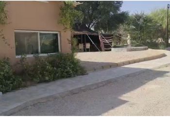 مزرعة بمسطحات خضراء وبيت شعر 