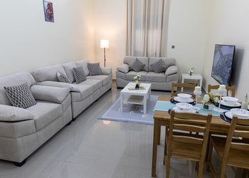 شقة بجلسة خارجية وثلاث غرف نوم 