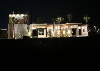شاليه بجلسة تطل على مسبح خارجي 