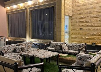 شاليه بجلسة تطل على مسبح خارجي 