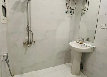شقة بغرفة معيشة وغرفة نوم 