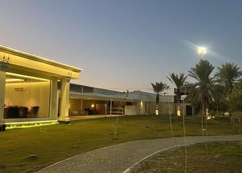 استراحة بمسطح اخضر وجلسة خارجية