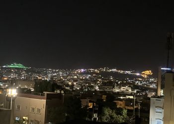 شقة بصالة انيقة وثلاث غرف نوم 