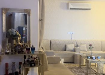 شاليه بمسطح اخضر وجلسة خارجية 