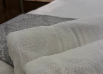 شقة بغرفة معيشة وغرفة نوم 