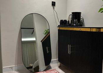 استديو بأثاث مريح وبسيط 