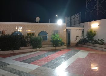 استراحة بمسطح اخضر وجلسه خارجيه