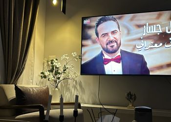 شقة بصالة أنيقة وغرفتين نوم 
