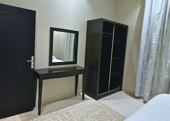 شقة بغرفة معيشة وغرفتين نوم 