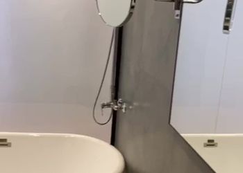 شاليه بجلسة تطل على مسبح خارجي 