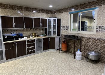شاليه بملعب كرة طائرة ومسبح.