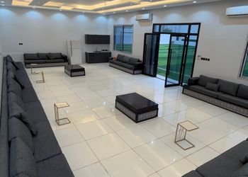 شاليه بجلسة خارجية ومسطح اخضر