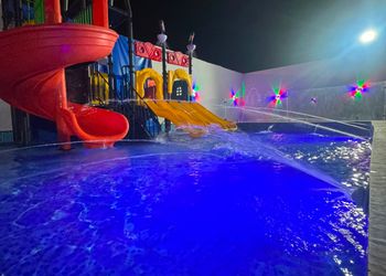 شاليه بألعاب أطفال ومسبح