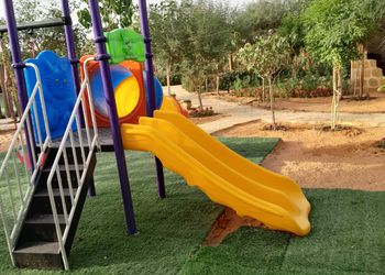 استراحة بمسطح اخضر ومجالس