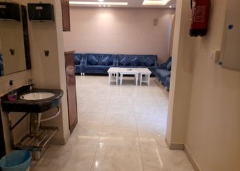 شاليه بمسطح اخضر وجلسة خارجية 