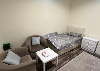 استديو بسرير مفرد وجلسة مريحة