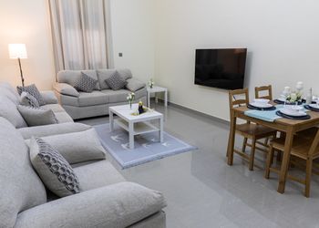 شقة بجلسة خارجية وثلاث غرف نوم 