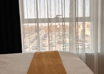 شقة بدخول ذاتي وصالة أنيقة 