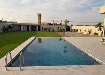 شاليه بمسطح اخضر ومسبح