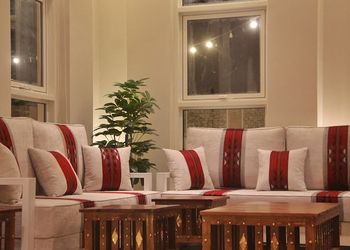 شاليه بجلسة خارجية والعاب اطفال