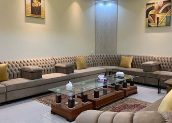 شاليه بجلسة تطل على مسبح خارجي 