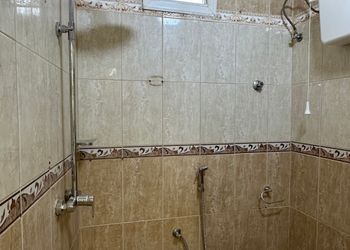 شقة بصالة جلوس وثلاث غرف نوم 